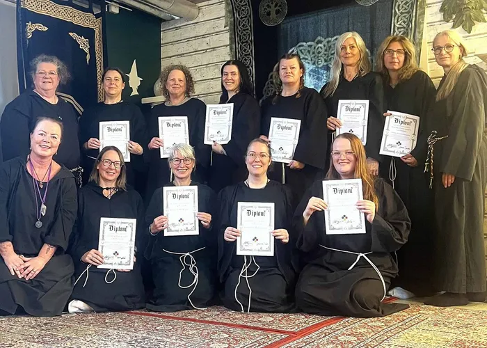 September 2025 examinerade och initierade för Alven Traditionens 1:a Ring.